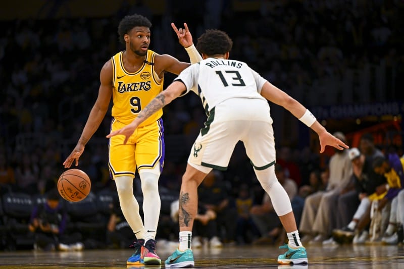 Bronny James inicia una jugada ante los Bucks