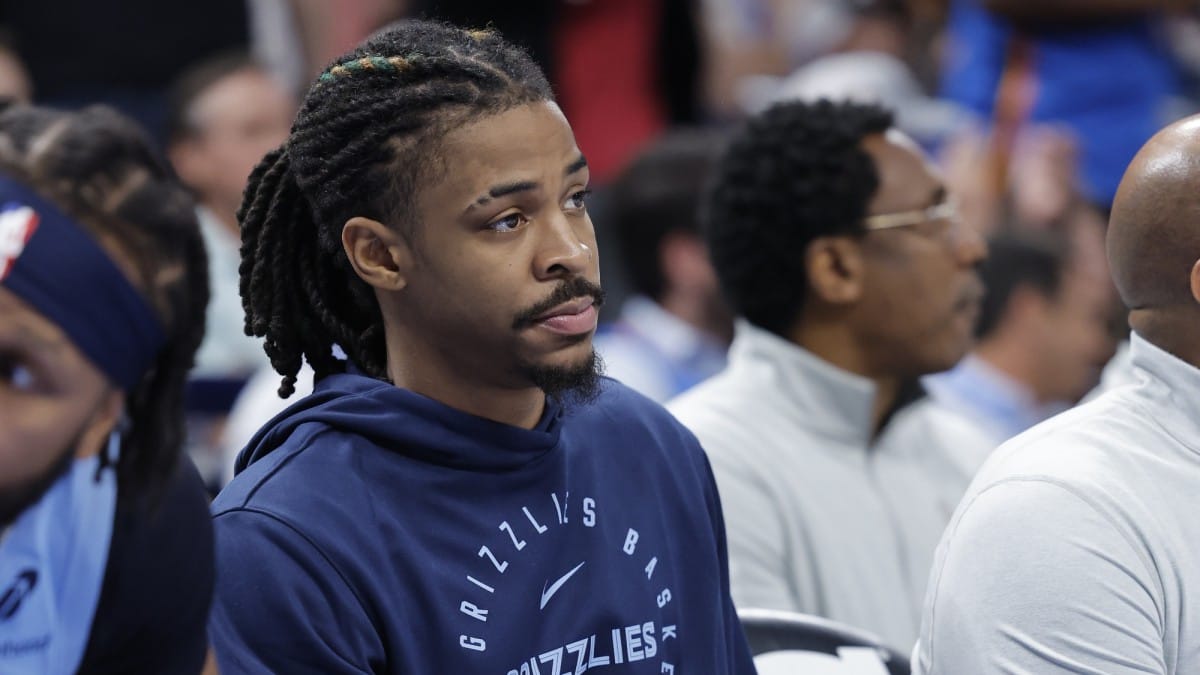Ja Morant, siguiendo un partido de Memphis desde el banquillo.
