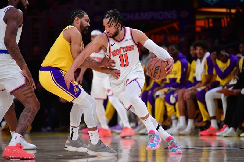 Jalen Brunson, jugando contra los Lakers