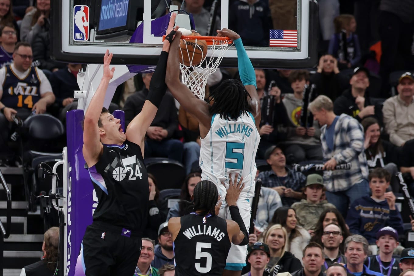 Mark Williams machaca ante la oposición de Walker Kessler en un enfrentamiento anterior entre Hornets y Jazz.