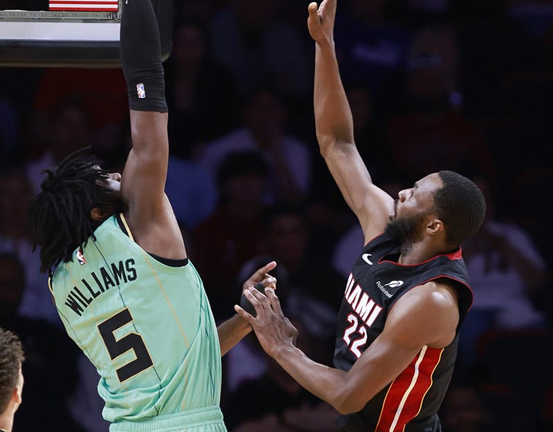 Wiggins lanza sobre Mark Williams