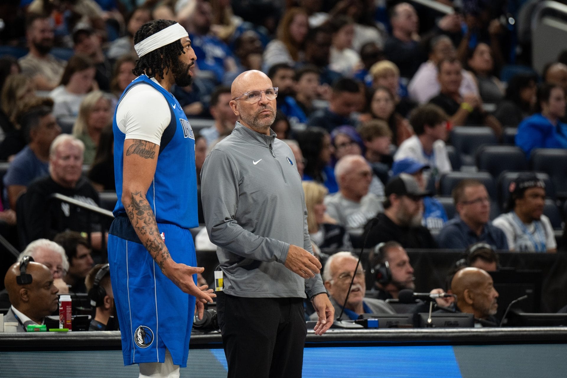 Anthony Davis y Jason Kidd hablan en un partido