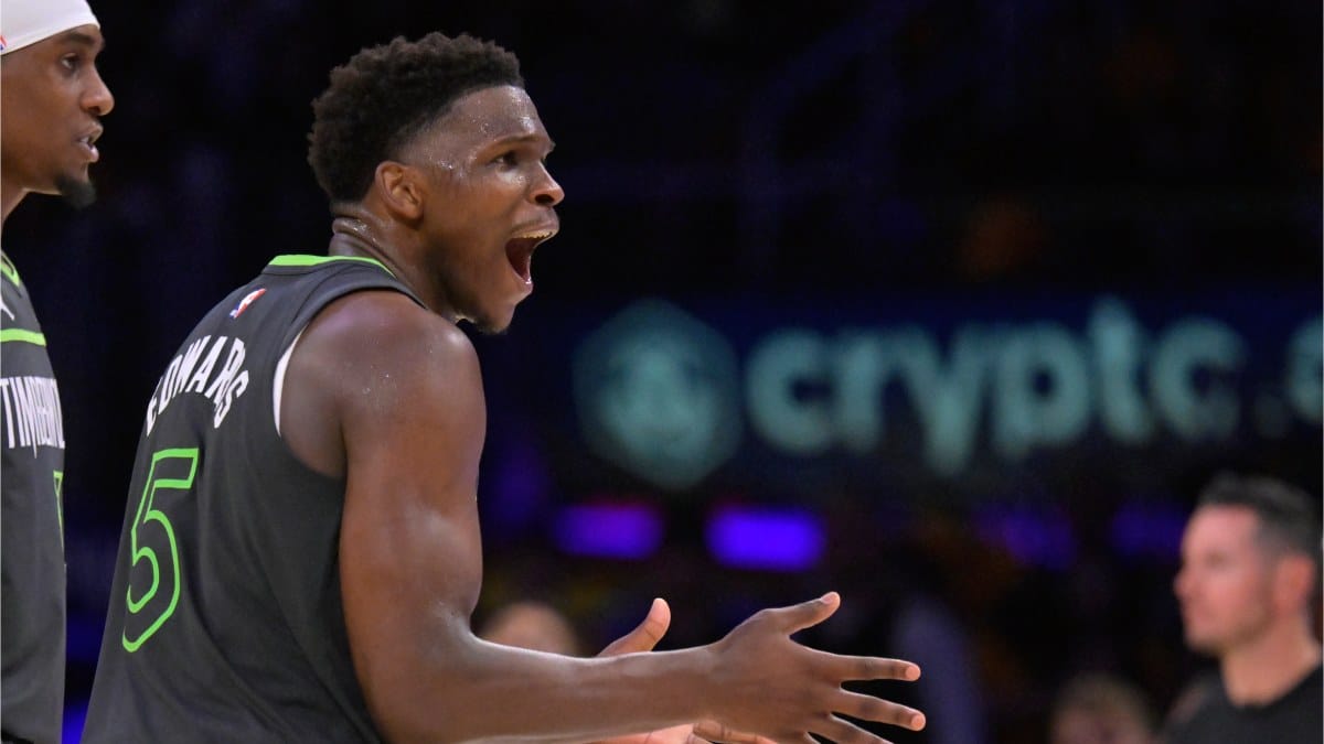 Anthony Edwards protesta una decisión favorable a los Lakers.