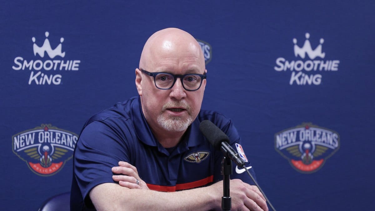 David Griffin en una rueda de prensa de los Pelicans.