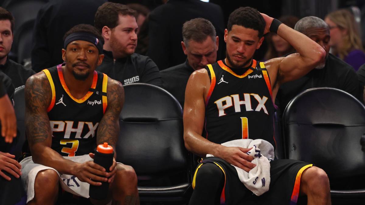 Devin Booker, en el banquillo de los Phoenix Suns