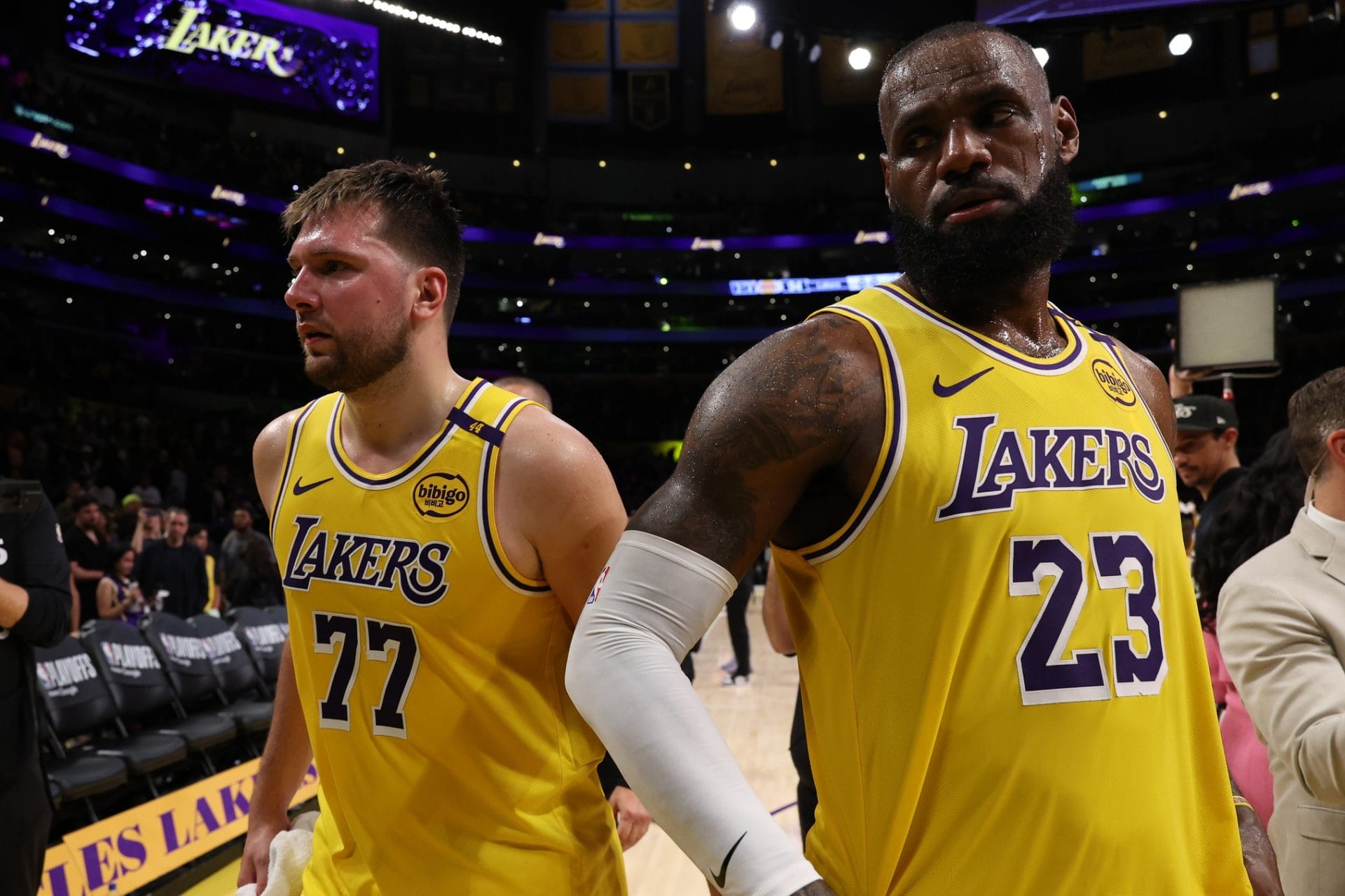 Los jugadores de los Lakers, Luka Doncic y LeBron James