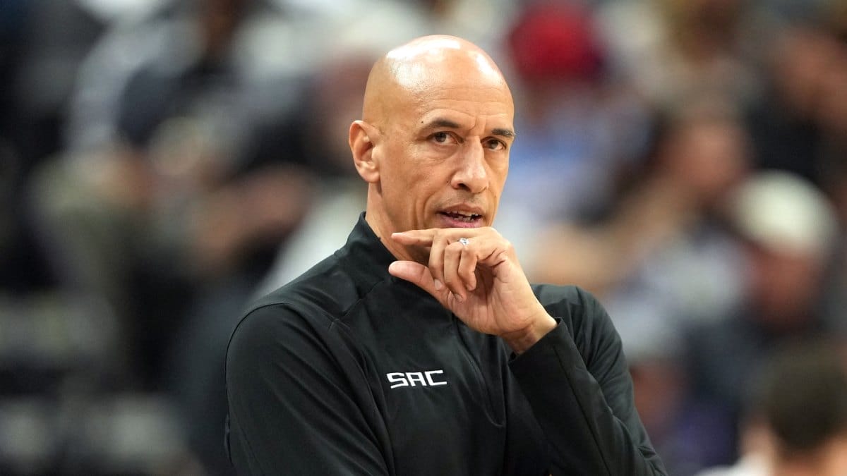 Doug Christie se muestra pensativo en la banda.