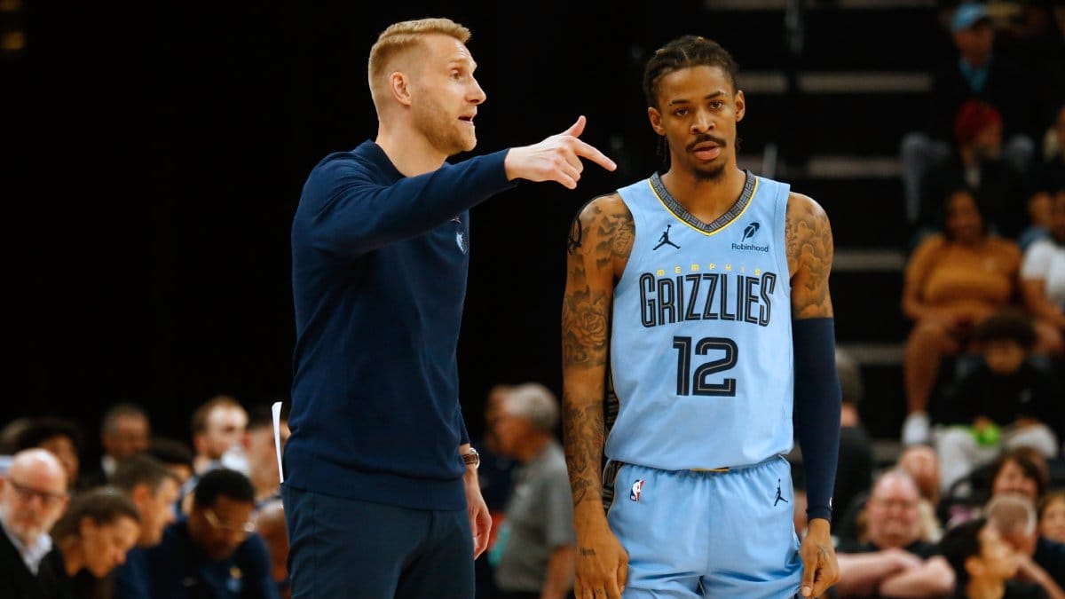 Ja MOrant y Tuomas Iisalo charlan en la banda de los Memphis Grizzlies.
