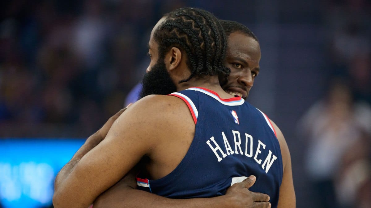 James Harden se abraza con Draymond Green.
