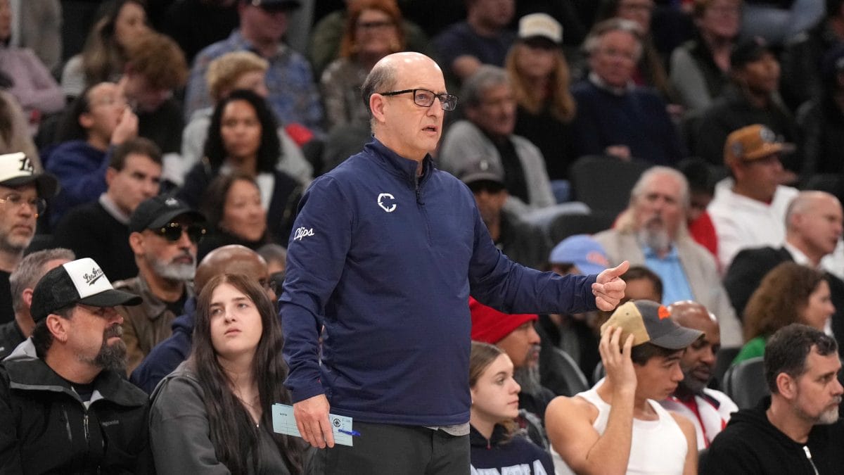 Jeff Van Gundy da indicaciones desde la banda.