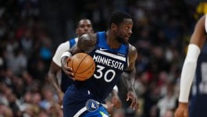 Julius Randle se dirige a canasta.
