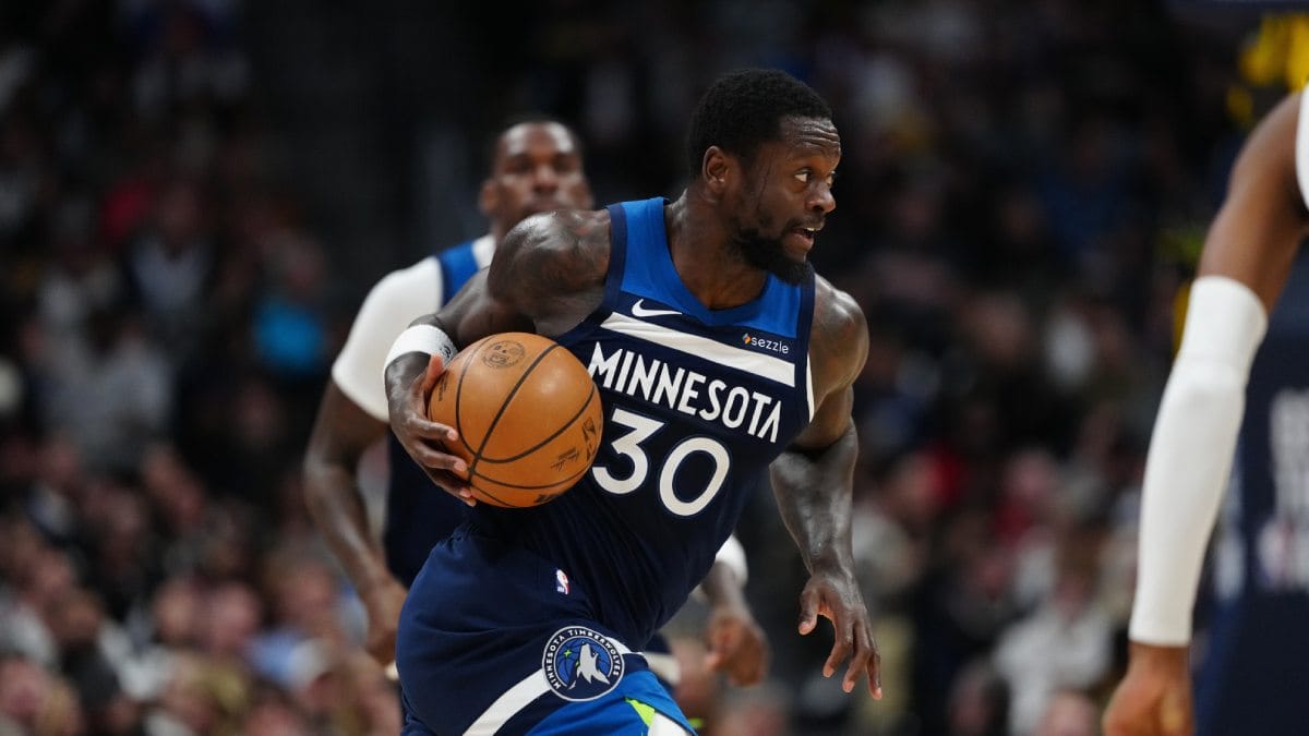 Julius Randle se dirige a canasta.