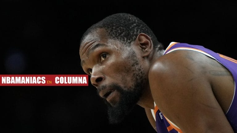 Kevin Durant mira al infinito.