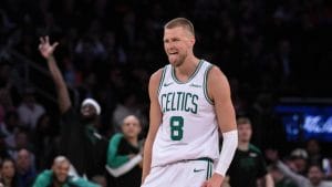 Porzingis celebra una canasta.