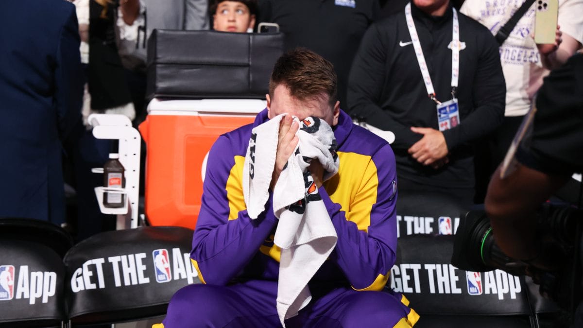 Luka Doncic se seca las lágrimas.