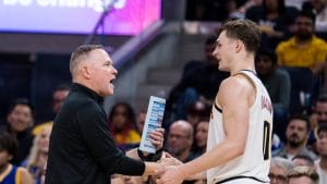 Mike Malone comparte charla con Christian Braun.