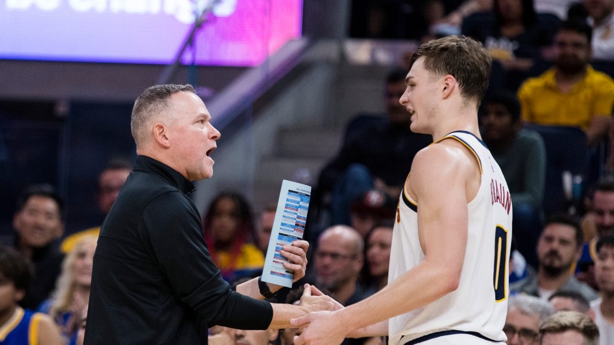Mike Malone comparte charla con Christian Braun.