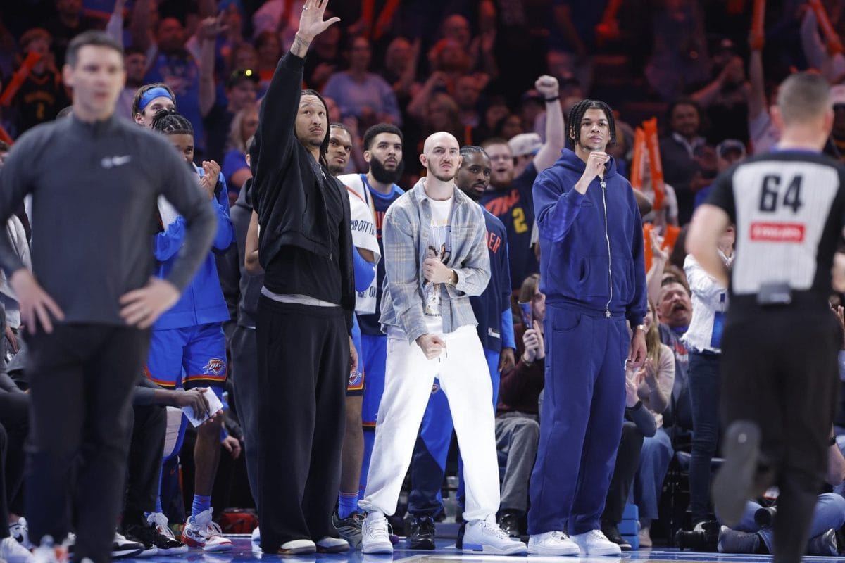 El banquillo de los Thunder celebra una canasta