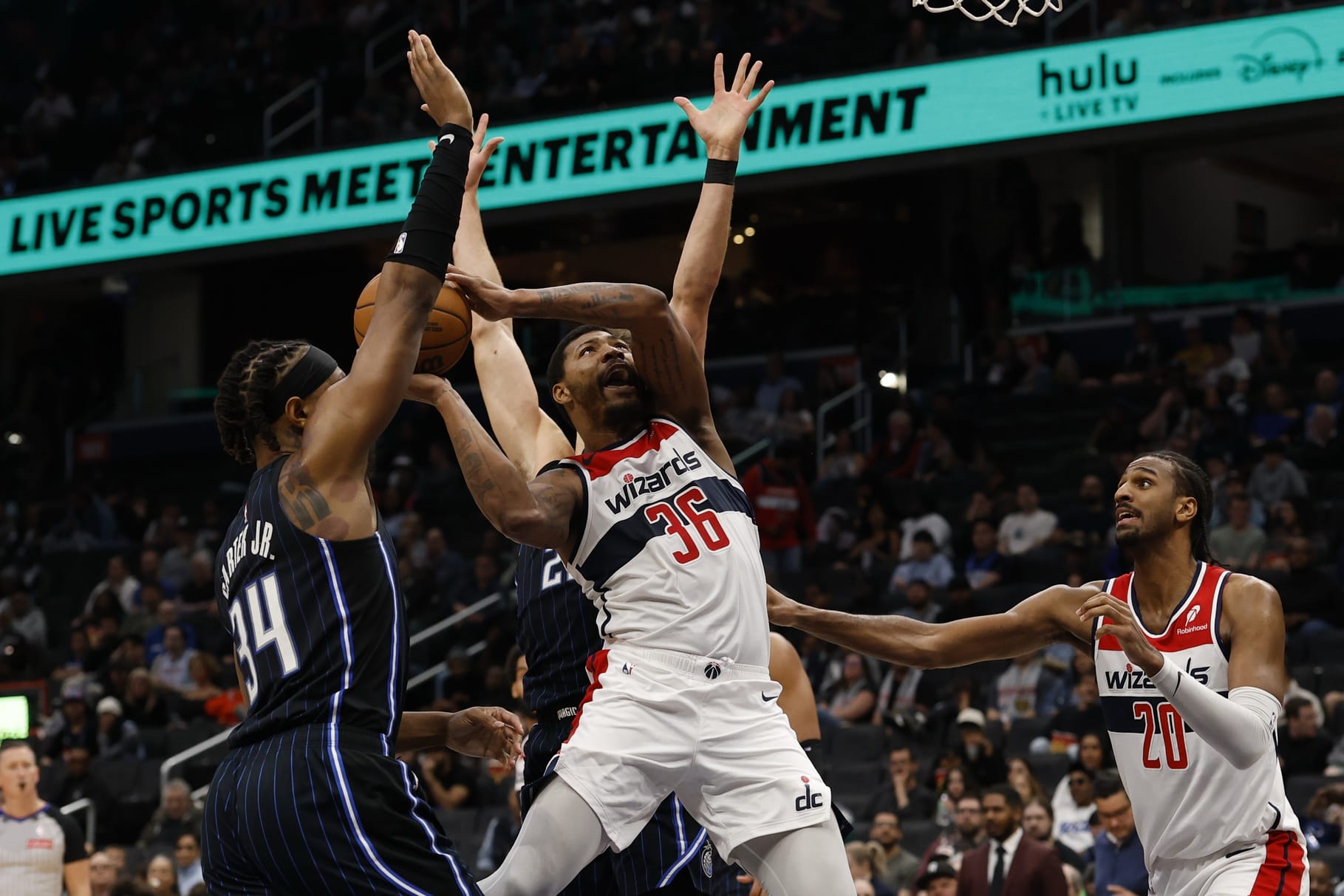 Varios jugadores de los Orlando Magic defienden una posesión