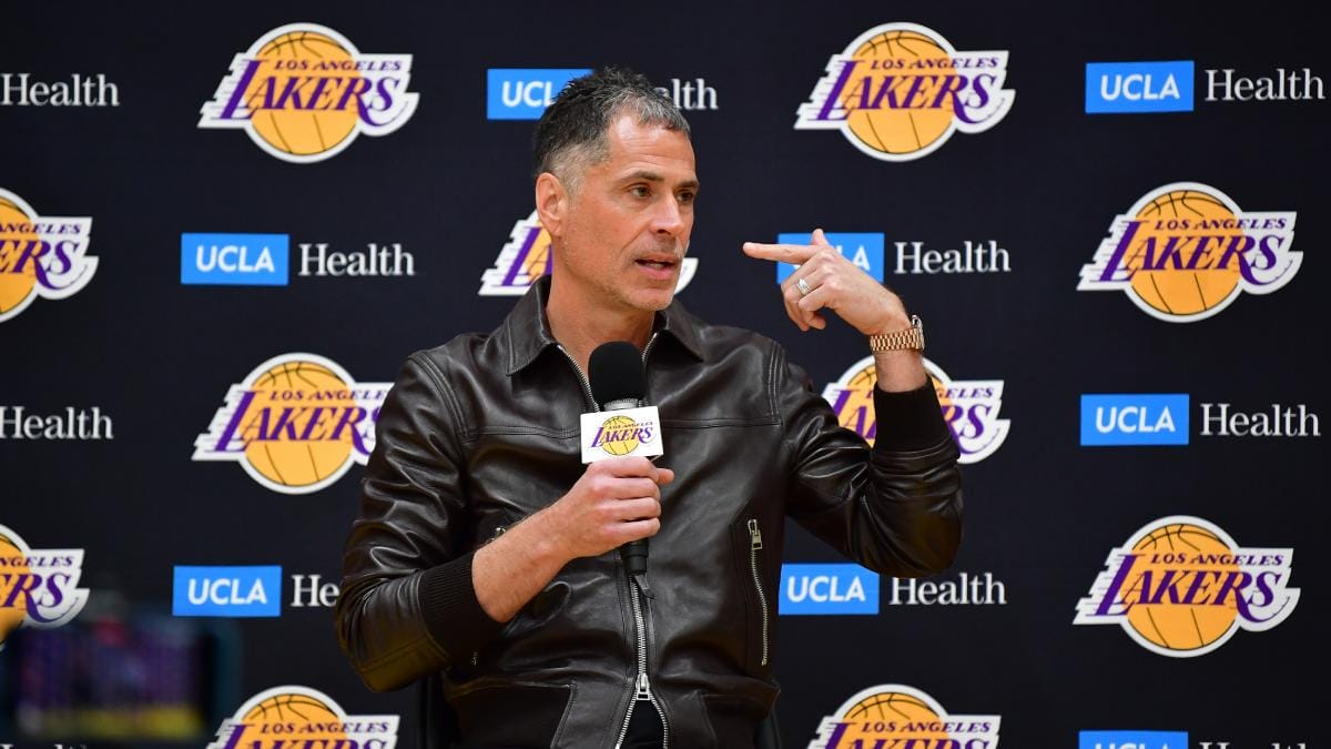 Rob Pelinka durante la presentación de Luka Doncic.