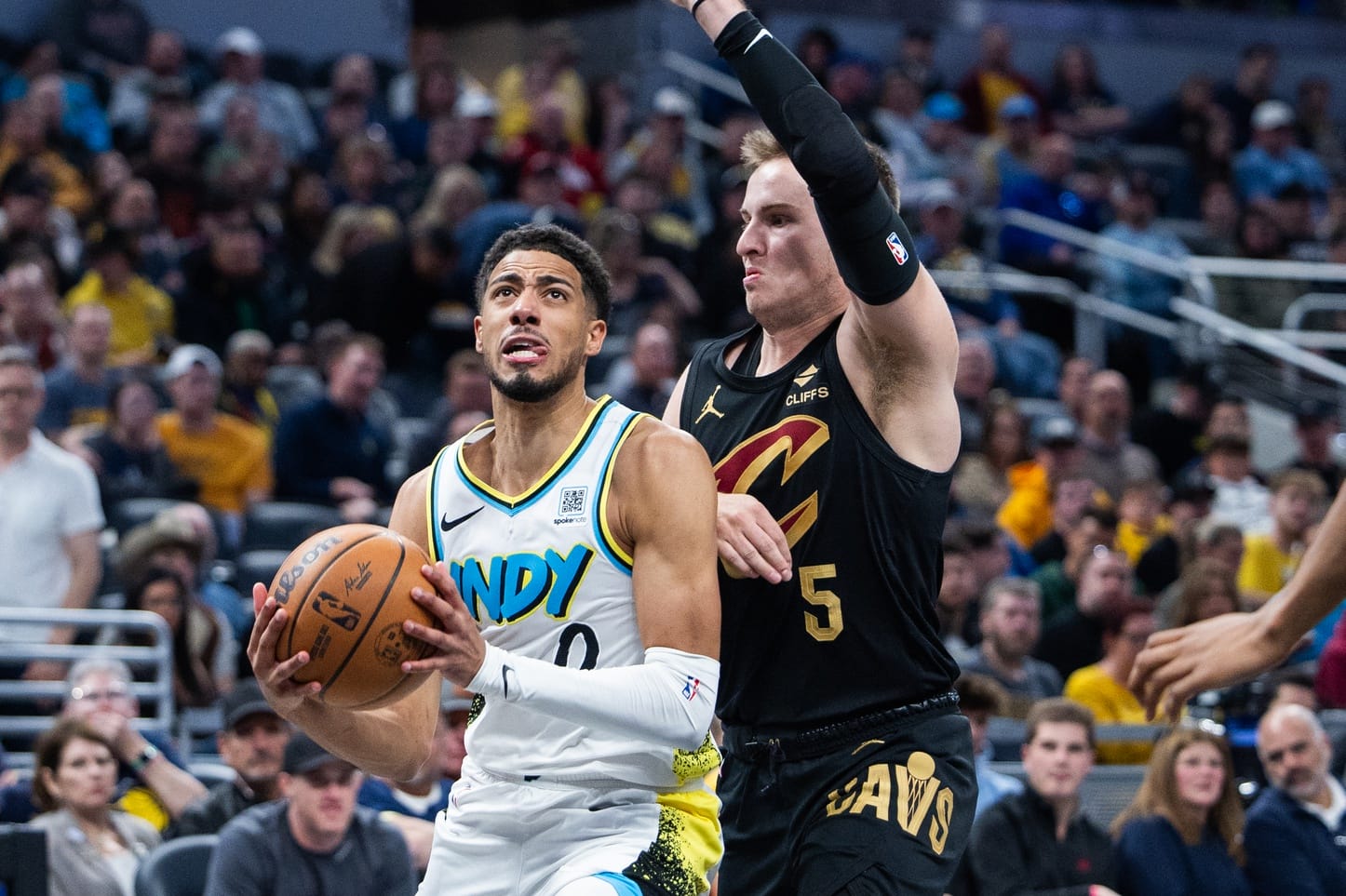 Sam Merrill defiende a Tyrese Haliburton