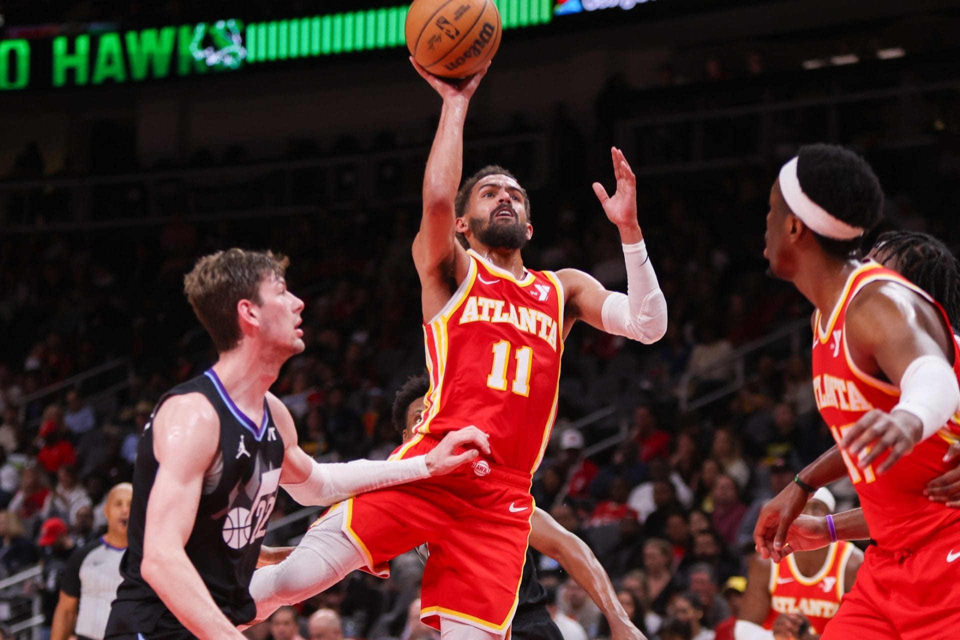 Trae Young, base de los Hawks, lanza a canasta