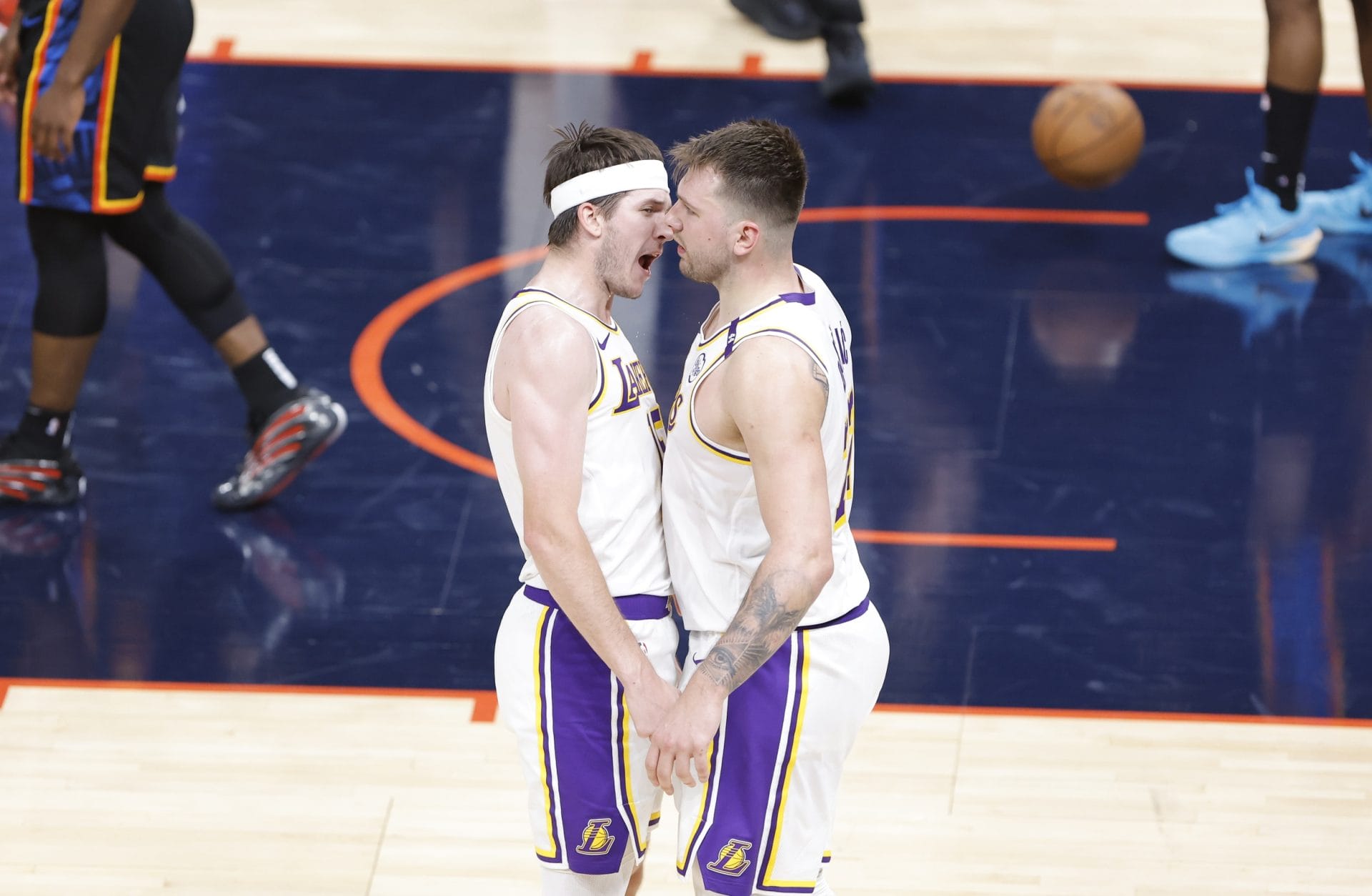 Doncic y Reaves chocan sus pechos en señal de victoria