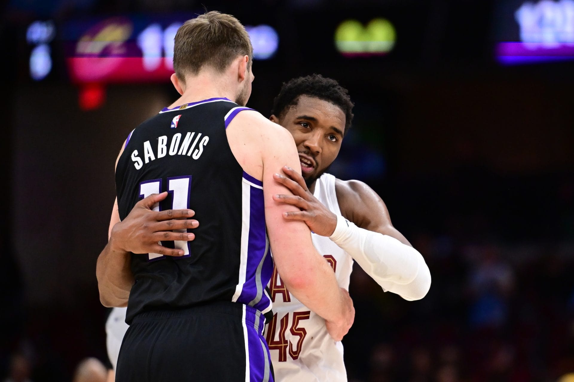Donovan Mitchell y Domantas Sabonis se funden en un abrazo