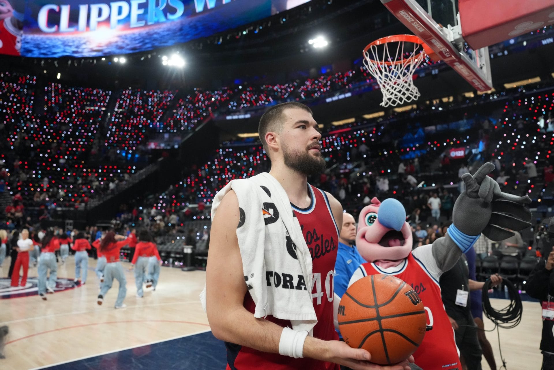 Zubac con la mascota de los Clippers en su primer triple-doble