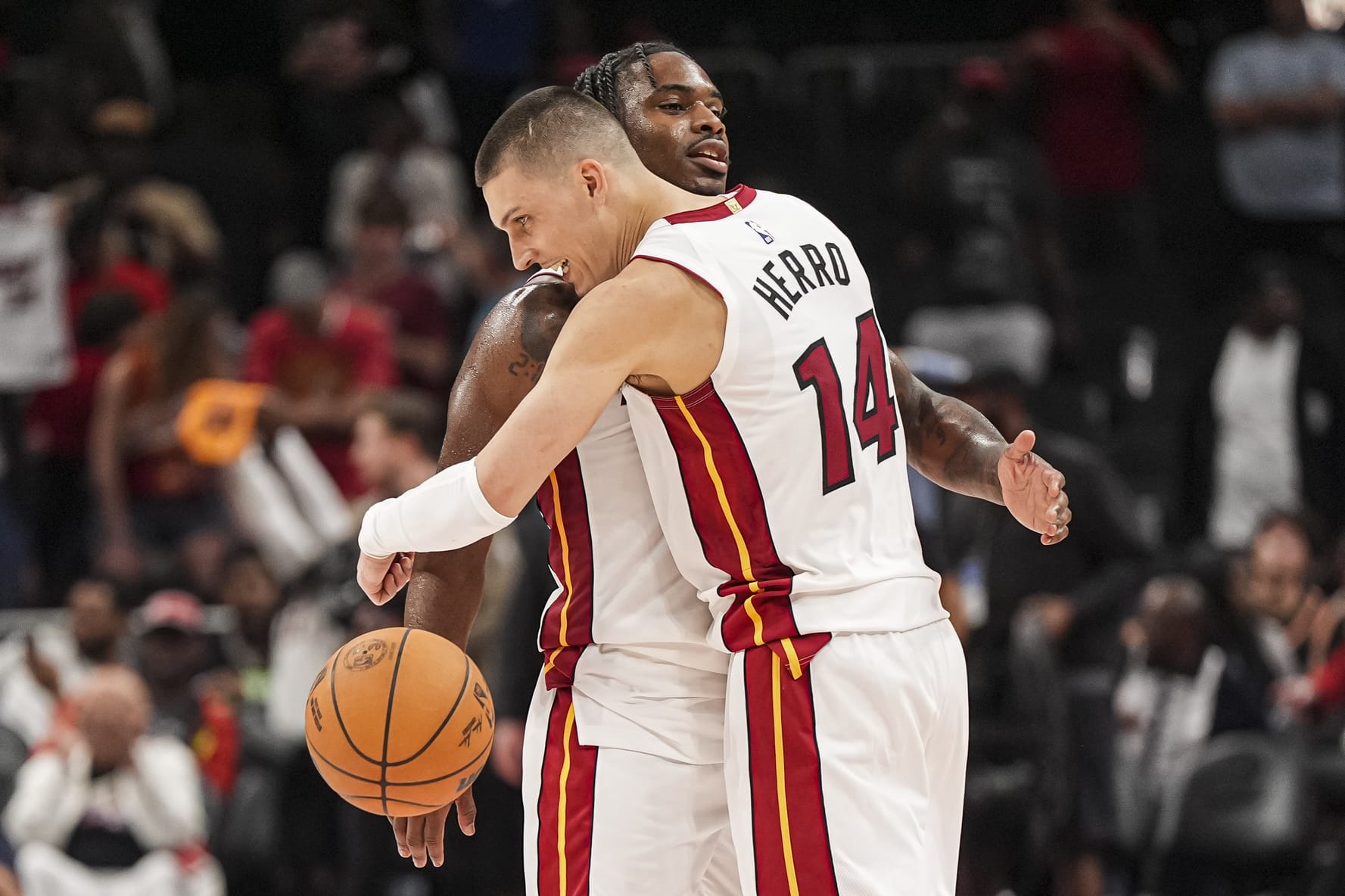 Tyler-Herro-y-Davion-Mitchell-se-abrazan