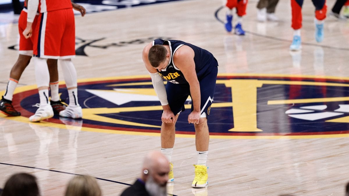 Nikola Jokic se muestra agotado en medio de la cancha