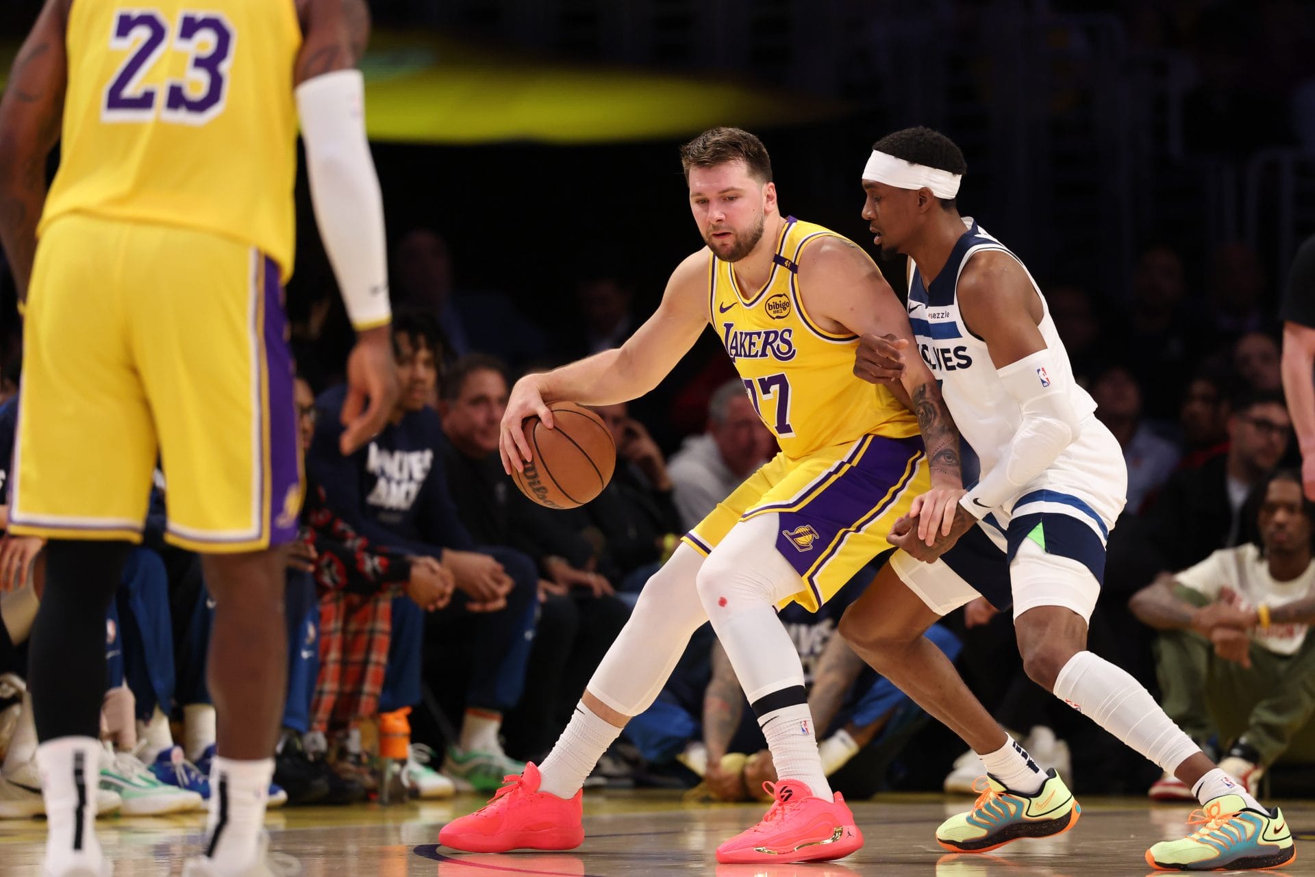 Luka Doncic ataca a McDaniels en el poste