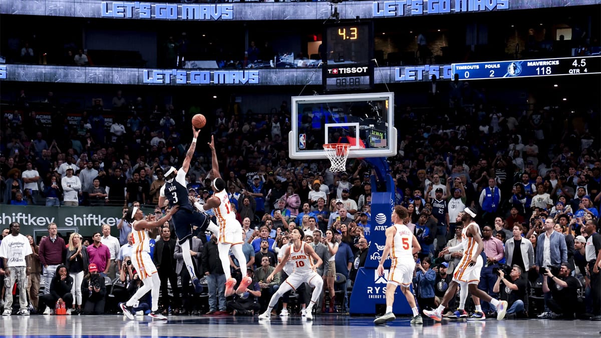 Anthony Davis anota la canasta ganadora