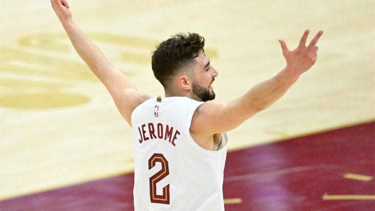 Ty Jerome celebra un triple para los Cavaliers