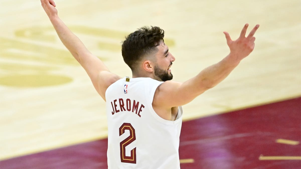 Ty Jerome celebra un triple para los Cavaliers