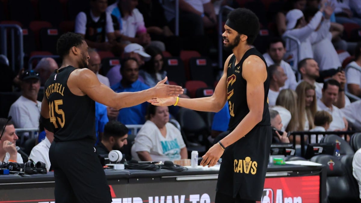 Donovan Mitchell y Jarrett Allen celebran durante el Game 3 contra Miami.