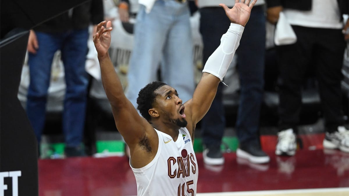 Donovan Mitchell celebra el triunfo de los Cavs