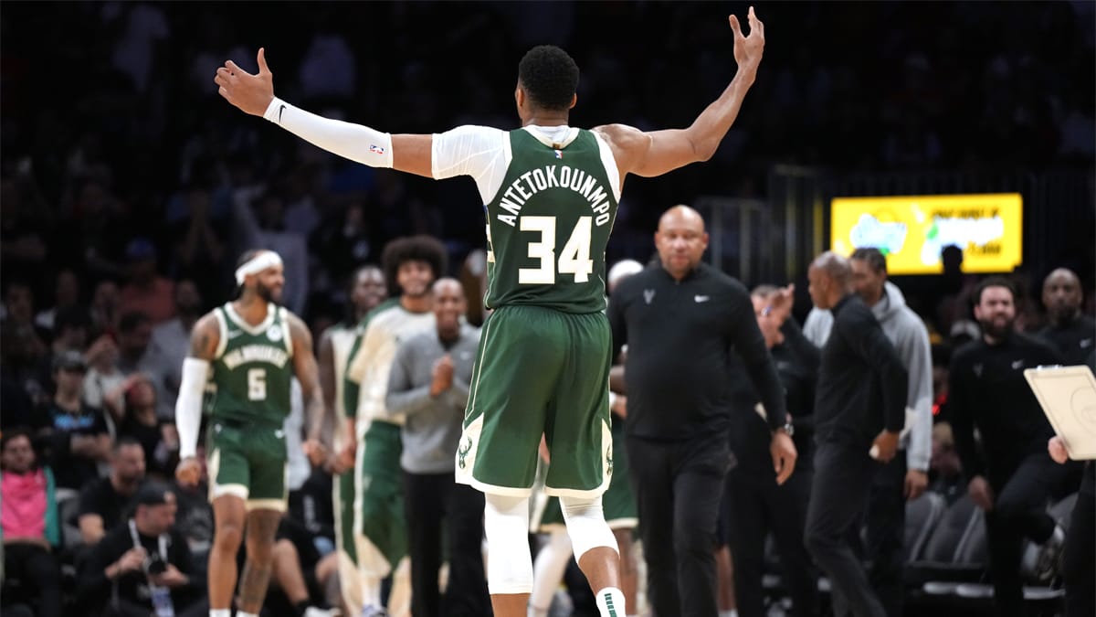 Giannis Antetokounmpo celebra una canasta de los Bucks