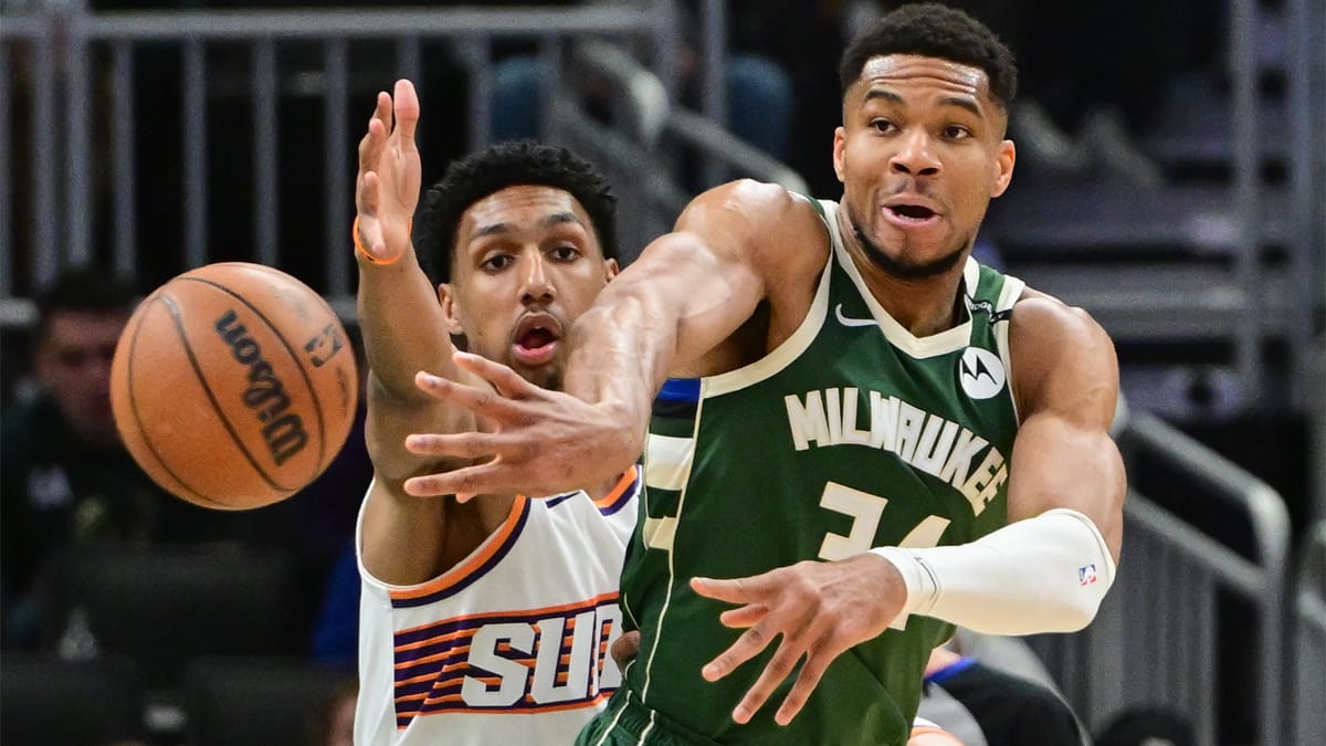 Giannis Antetokounmpo defendido por Ryan Dunn