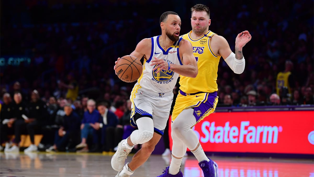 Curry ataca la defensa de Doncic guiando el ataque de los Warriors