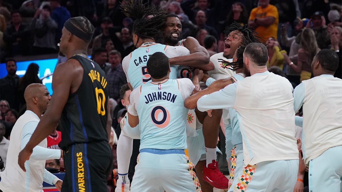 Los Spurs celebran el triple ganador de Harrison Barnes