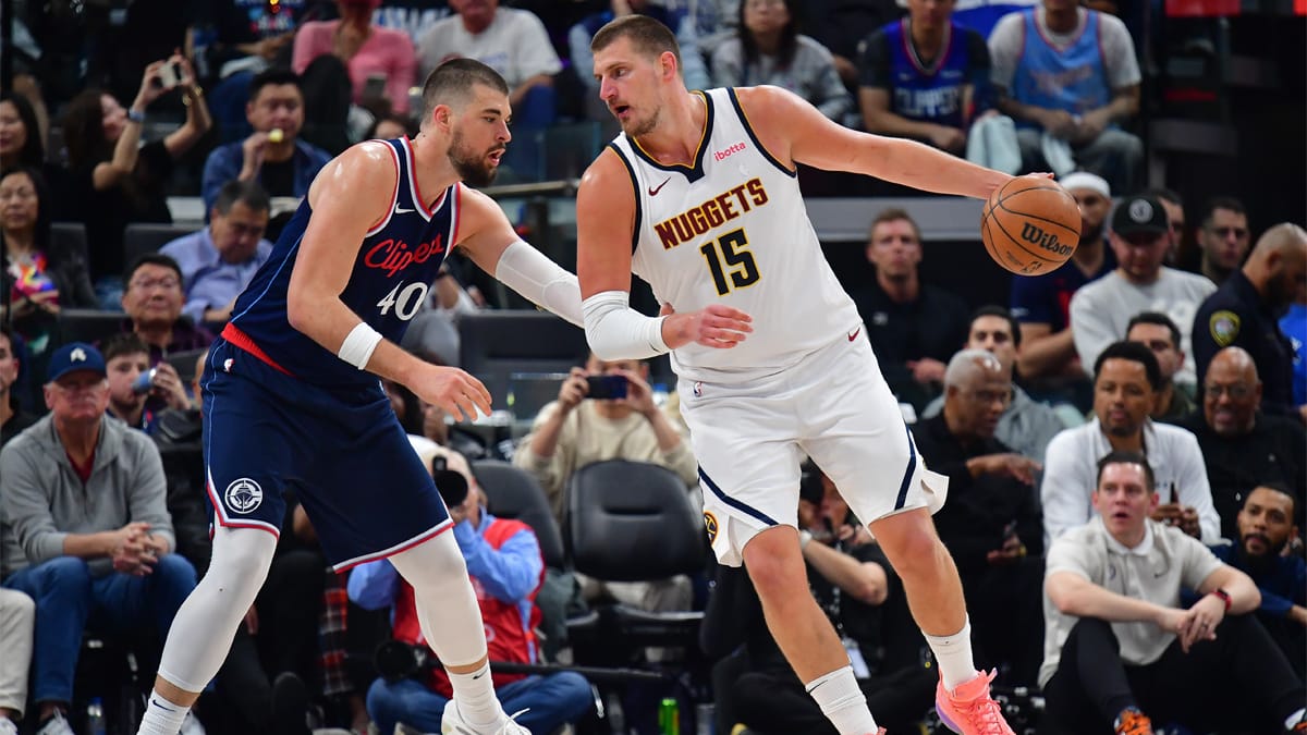 Ivica Zubac defiende a Jokic en el poste