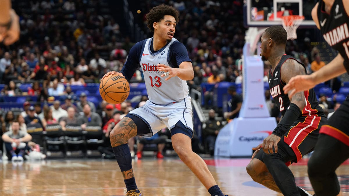 Jordan Poole con el balón ante los Miami Heat