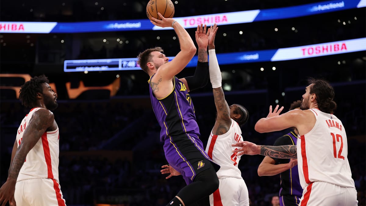 Doncic anota otra canasta para los Lakers