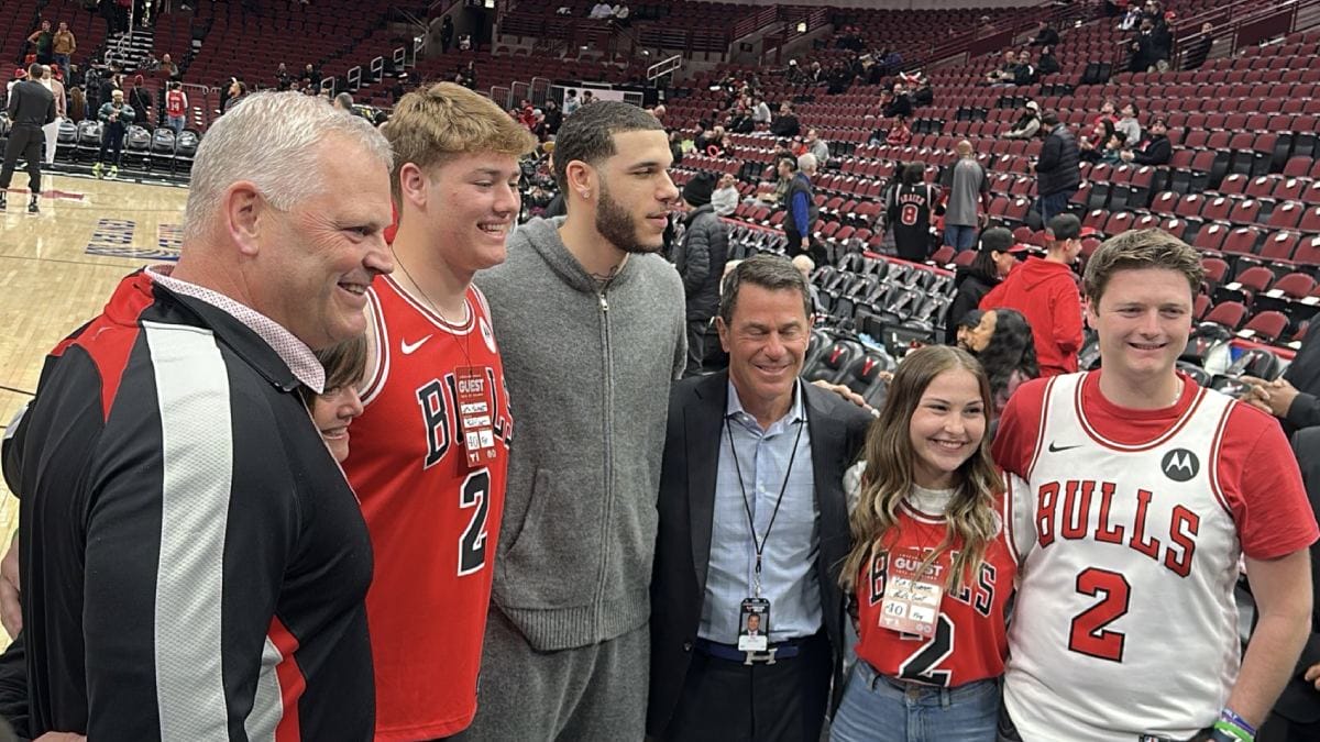 Lonzo Ball posa con la familia Reindhart.