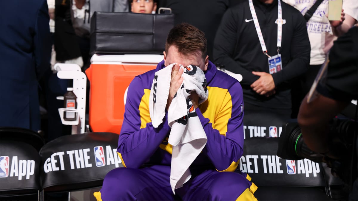 Luka Doncic, emocionado en el banquillo