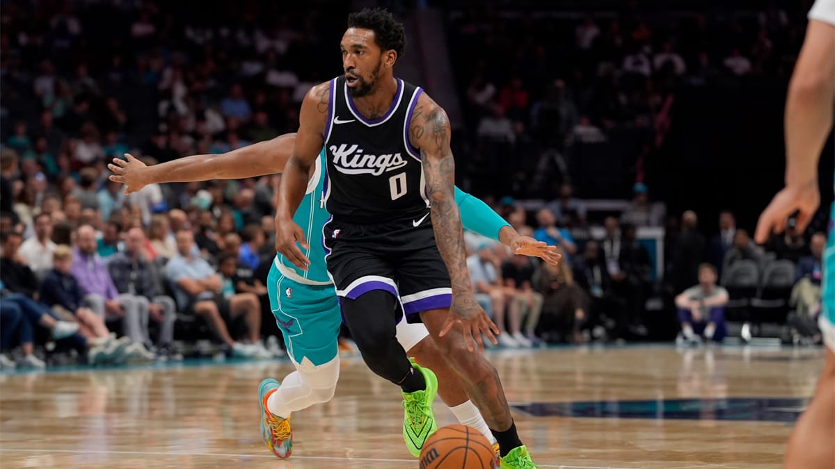 Malik Monk penetra a canasta