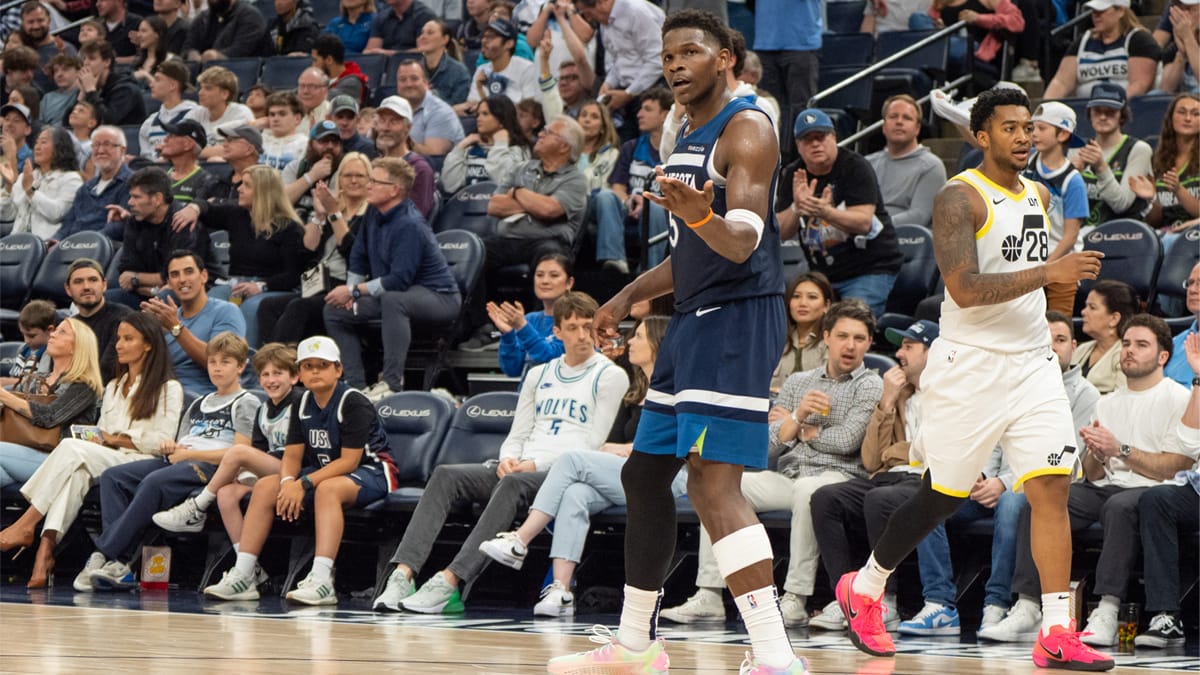 Anthony Edwards celebra un triple para los Timberwolves