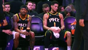 Bradley Beal y Devin Booker en el banquillo de los Suns