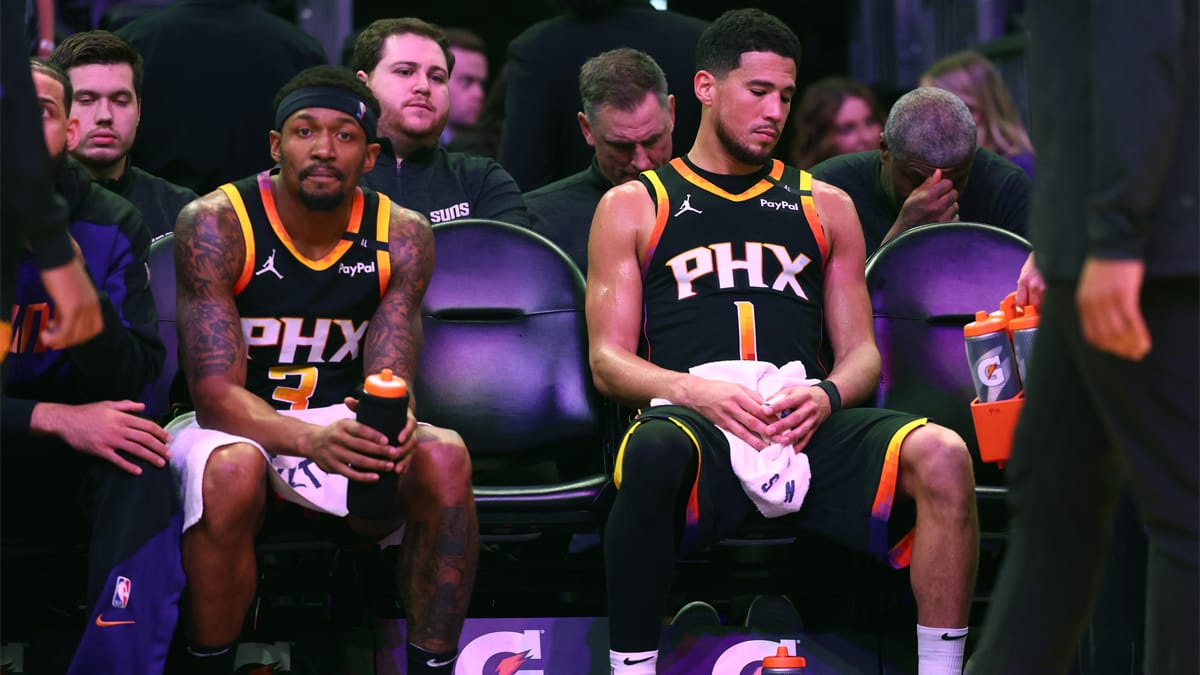 Bradley Beal y Devin Booker en el banquillo de los Suns